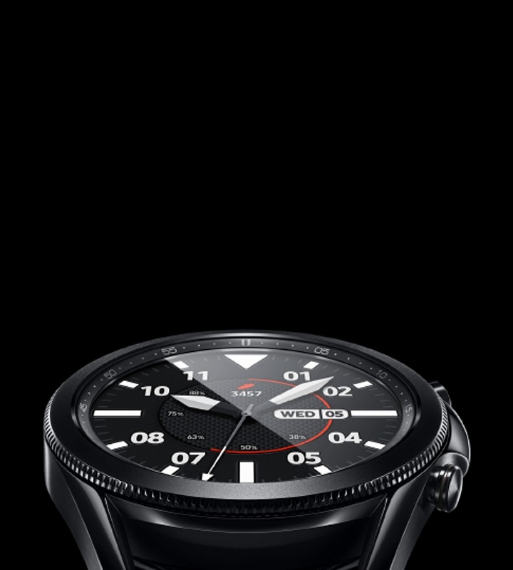 Vista ao nível dos olhos do Galaxy Watch3 em Preto Místico com o mostrador de relógio desportivo e clássico.