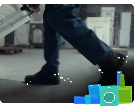 Os pés de uma pessoa são mostrados lateralmente e em grande plano à medida que transporta um electrodoméstico branco num trólei para ser reciclado. Existem ilustrações de dispositivos em tons de verde e azul na parte inferior direita juntamente com ilustrações brancas de partículas que se movem com os pés da pessoa.