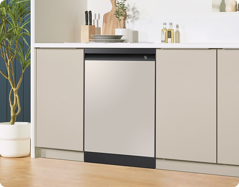 Një pjatalarëse në ngjyrë bezhë e instaluar në banakun e një bufeje.