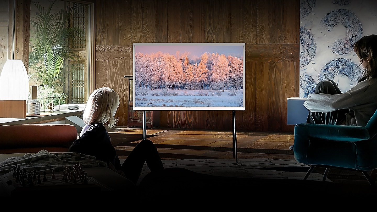 Brendësia e shtëpisë me televizorin Serif në mes të dhomës