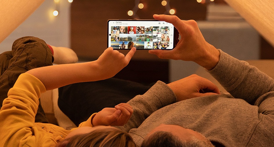 Babai dhe vajza kundrojnë koleksionin e fotove të ruajtur në Galaxy A të shkrepur ditë pas dite.