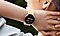 Grua me një Galaxy Watch në dorë.