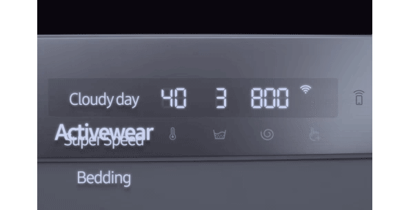 Në ekranin e makinës larëse Samsung 2020, shfaqen disa cikle të larjes si 'Cloudy day', 'SuperSpeed', 'Bedding' dhe 'Activewear', dhe pastaj zgjidhet mënyra 'Activewear'.