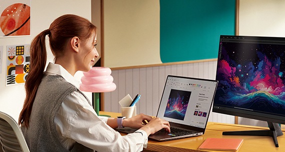 En un escritorio de oficina decorado creativamente, una mujer está usando una herramienta de AI generativa en su Galaxy Book.