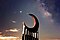 Escultura de una luna sobre columnas y con el cielo nocturno y con estrellas durante el crepúsculo