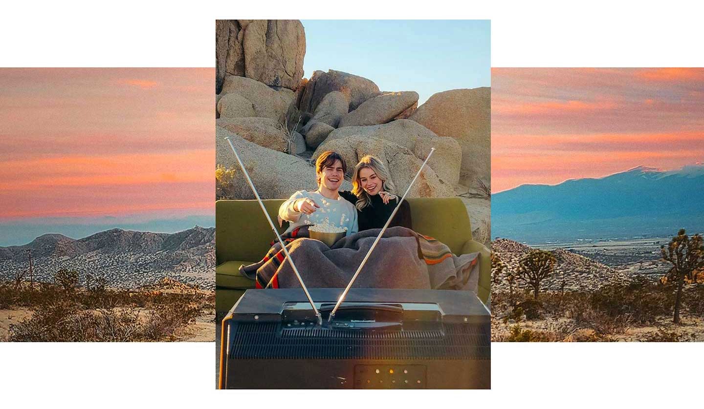 Collage de una pareja viendo películas en el desierto y una vista al paisaje del desierto.