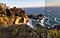 La misma imagen de la caleta junto al mar tomada desde arriba, desde un acantilado, con la interfaz del modo Profesional superpuesta. Ahora el zoom está más lejos y el icono de lente ancho está seleccionado.