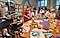 Un equipo de producción trabaja con los jóvenes actores en el aula.