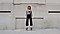Una mujer con una camisa con estampado de leopardo y pantalones negros que salta frente a una pared de concreto. La modelo cambia a medio salto a una mujer que usa una camisa a rayas blanca y negra y una falda marrón. El video se repite.