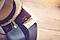 Un pasaporte y un sombrero se encuentran sobre una maleta de viaje.