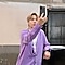 Jimin de BTS apoyándose en un piano y sosteniendo el teléfono Galaxy S20+