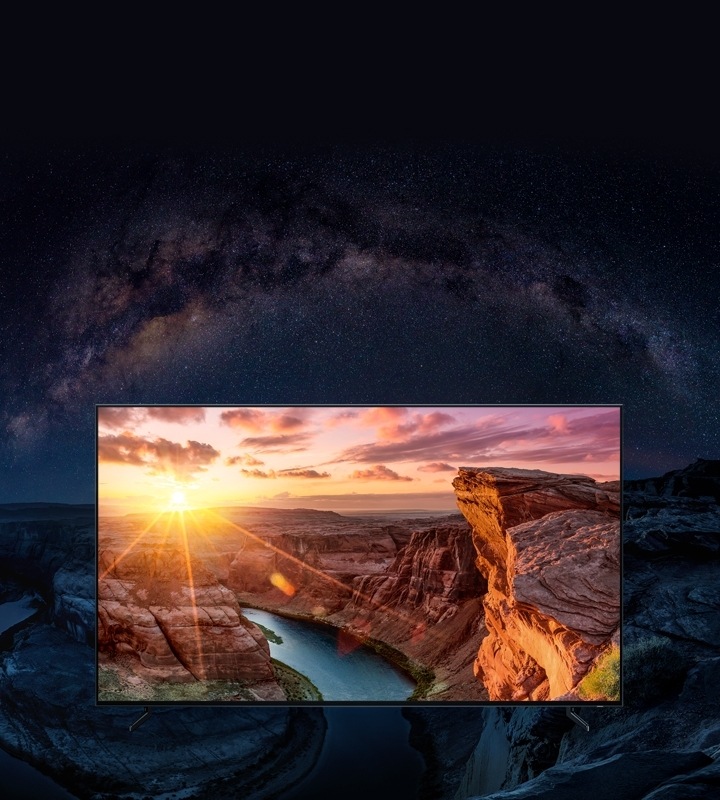 Tecnología QLED 8K en donde se aprecia ecómo la luz del atardecer ilumina las montañas de fondo.