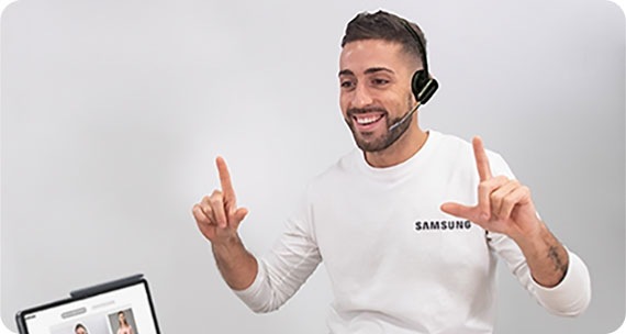 La parte frontal blanca y la parte posterior azul de una tarjeta de negocios en braille de Samsung Electronics México.