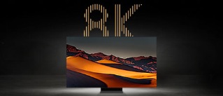 Un televisor 8K que muestra una imagen sorprendente de un desierto montañoso, con el texto "8K" destacado detrás del televisor.