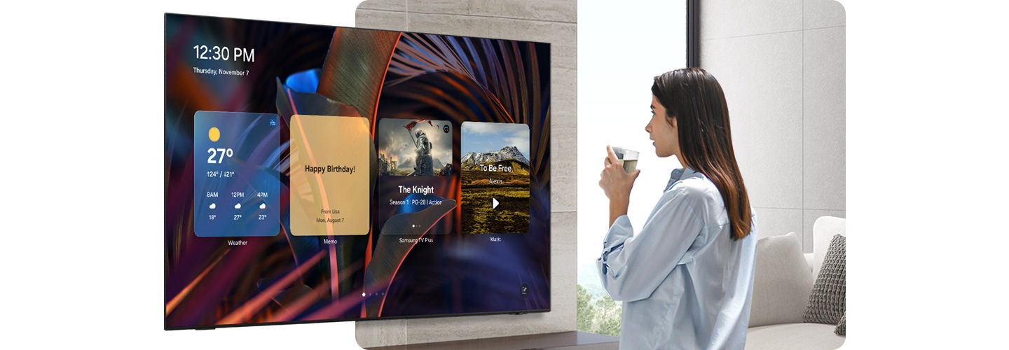 Eine Frau, die ein Glas Wasser hält, steht vor einem großen Samsung Smart TV. Daily Board aktiviert sich automatisch und zeigt personalisierte Widgets wie Wetter, Memo, Samsung TV Plus, Musik, Home Insight und Samsung Food an, die nacheinander durchgeblättert werden.