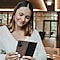 Julia Furdea mit dem Galaxy Z Fold2