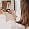 Julia Furdea mit dem Galaxy Z Fold2