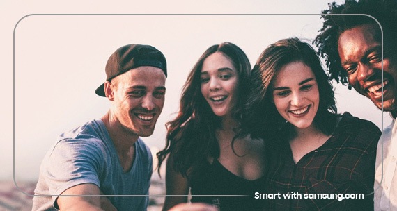 Eine Gruppe junger Menschen schaut auf ein Galaxy Smartphone