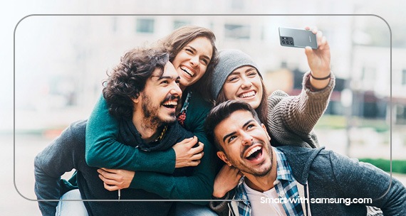 Auf dem Bild sind zwei Päarchen zusehen, die ein Selfie machen.
