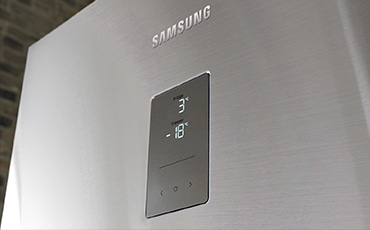 Ein großer Samsung Kühlschrank mit digitalem Thermometer für die  Kühl- und Gefrierkombination zeigt 3 °C für das Kühlabteil und -18 °C für das Gefrierabteil.