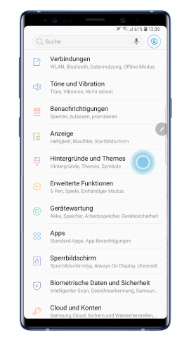 Öffnen Sie Einstellungen und tippen Sie auf Hintergründe und Themes.
