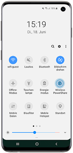 Lade den Akku deiner Galaxy Watch Active per PowerShare mit einem Gerät mit induktiver Ladefunktion.