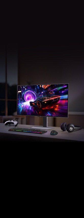 Ein Gaming-Setup mit einem Odyssey-Monitor, Kopfhörern, einem Controller, einer Tastatur und einer Maus.