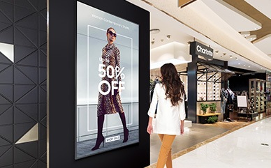 QxB is installed in the shopping mall, and a woman passing by is looking at QxB.