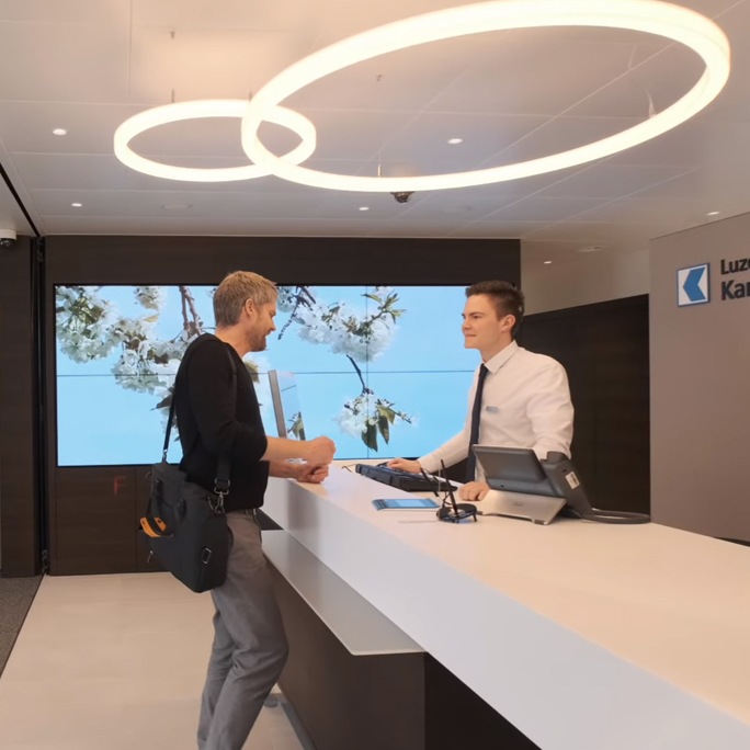 With the background of the video wall display, guests and bank staff are talking on the front.