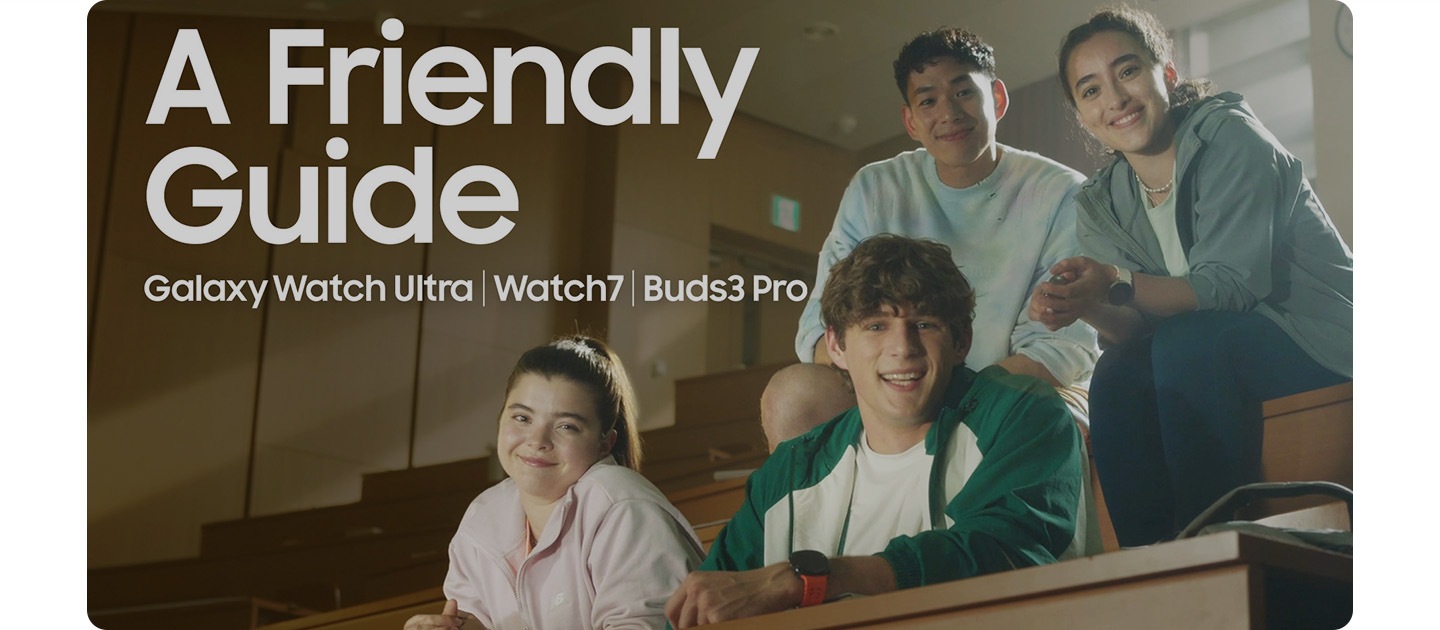 Sol üstdə \"A Friendly Guide\" mətni, ardınca \"Galaxy Watch Ultra\", \"Watch7\" və \"Buds3 Pro\" mətni gəlir.   Dörd nəfər iki mərtəbəli oturacaqlarda oturub gülümsəyirlər.   Onlardan ikisi qoluna Galaxy Watch taxıb.