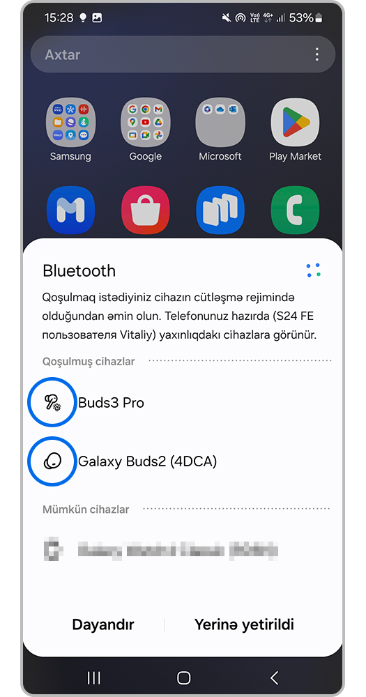 Smartfon ekranı, iki bluetooth cihazı