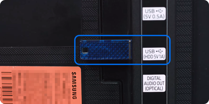 USB fleş kartını televizorun arxasındakı USB konnektoruna qoşun.