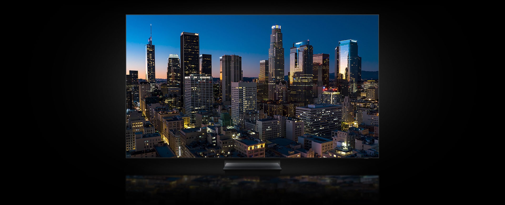 Neo QLED 8K 2024 televizorunun ekranında şəhərin dəqiq görüntüsü.