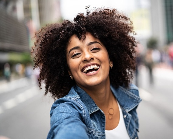 Prikazana je žena koja koristi Bixby Brze komade da bi snimila selfie.