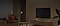 Op de achtergrond staat een woonkamer met de tv en het licht uit.