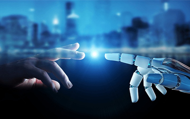 Een mensenhand en een robothand die naar elkaar toereiken met een lichtbol in het midden