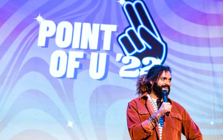 Adil El Arbi spreekt het publiek toe