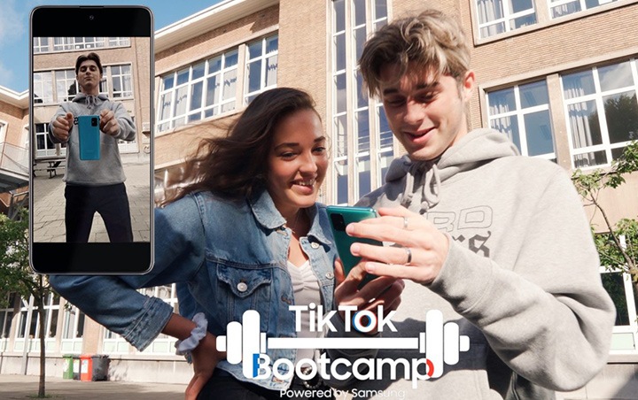 TikTok-fenomeen Marco Rondas en Yara De Smedt met hun Galaxy A smartphone