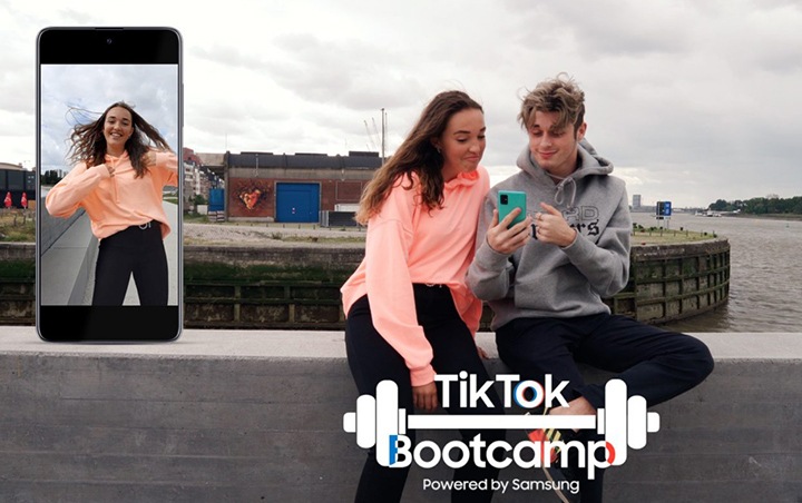 Marco Rondas en Yara De Smedt maken een filmpje met dans op hun Galaxy A smartphone