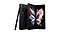 Vooraanzicht van een geopende Galaxy Z Fold3 5G in Phantom Black die rechtop staat onder een lichte hoek. Erachter zie je een opgevouwen Galaxy Z Fold3 5G in Phantom Black met zijn camera aan de achterzijde. Een zwarte S Pen staat rechtop en leunt tegen de opgevouwen Galaxy Z Fold3 5G.