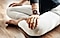 Vrouw in zitten in yoga pose op de grond met de Galaxy Watch Active2 om haar pols