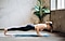 Een vrouw die yoga aan het doen is
