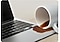 Gemorste koffie naast een laptoptoetsenbord, illustratie van een vloeistofsituatie.