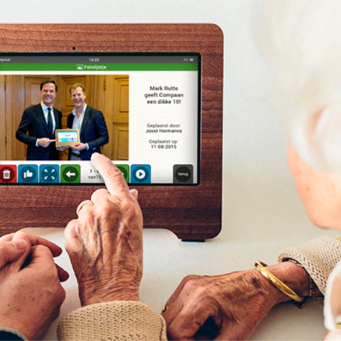 Een oudere vrouw tikt op een Samsung Tablet