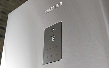 De grote Samsung-koelkast met Digital Fridge Freezer-thermometer geeft 3 °C in het koelkastgedeelte aan en -18 °C in de vriezer.