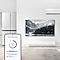 Moderne leefruimte met een roestvrijstalen koelkast, wandairco en een flatscreen-tv met een schilderachtig uitzicht op de bergen. Op een smartphonescherm wordt de functie 'Energieverbruik van apparaat' getoond met een energiebesparingsrapport waaruit een daling van het verbruik van 7,5% blijkt.