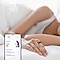 Een persoon die vredig in bed slaapt en een slimme ring aan zijn vinger draagt. Op een smartphonescherm wordt een 'Slaapscore'-functie getoond met de score ‘Goed’ en een score van 80.