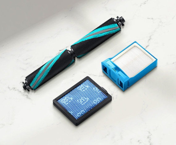 We zien een Robot Tool Kit van de Samsung Jet-serie en twee filters netjes uitgestald op een witte marmeren vloer.