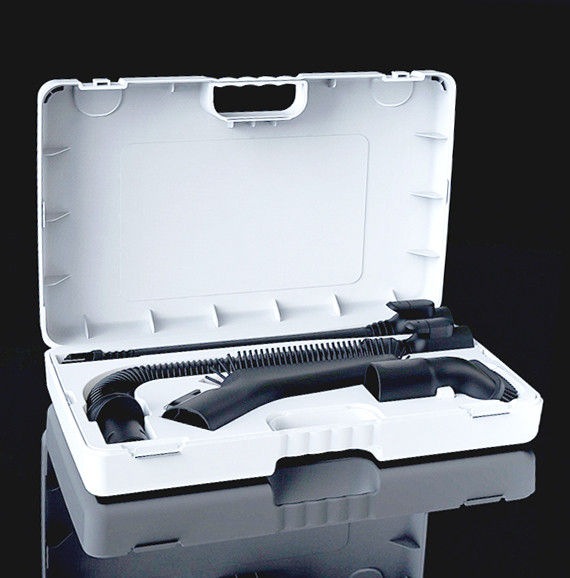 We zien de All-In-One Cleaning Kit van een Samsung Jet-stofzuiger in een geopende witte draagtas met een reflectieve zwarte achtergrond.