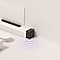 Illustration d'une configuration de Soundbar, comprenant une Soundbar principale placée sur une console et un subwoofer à côté de la console avec des ondes sonores provenant du bas.